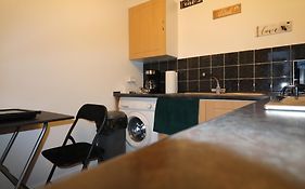 Large Comfy Studio Flat, Next To Dartford Town Centre, Separate Kitchen, Wifi